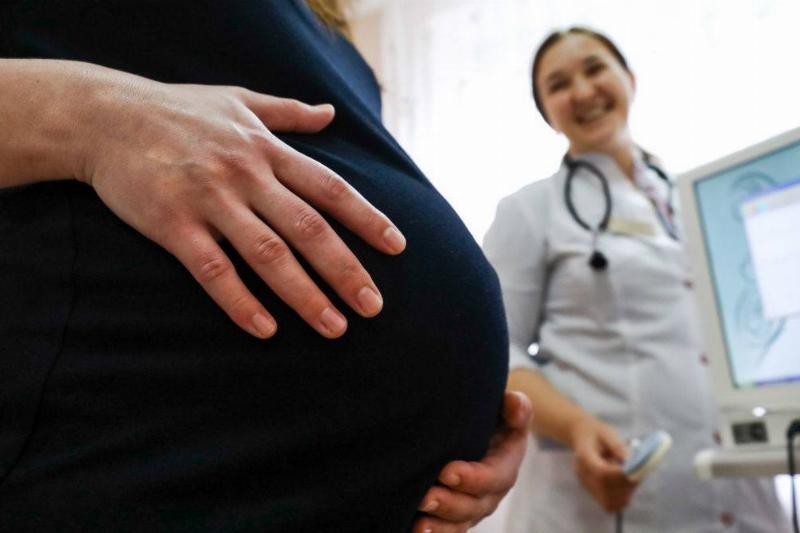 An obstetrician visits a pregnant woman
