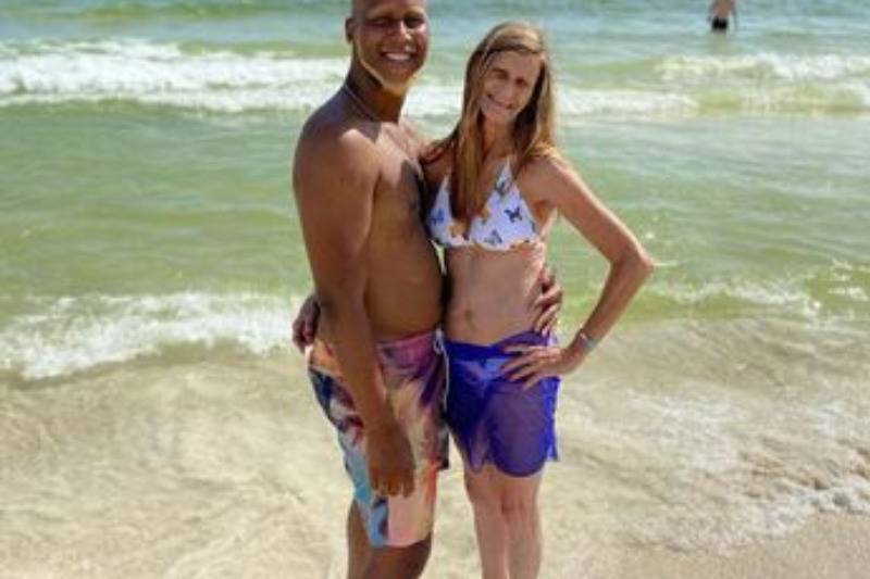 qaran and wife at the beach posing