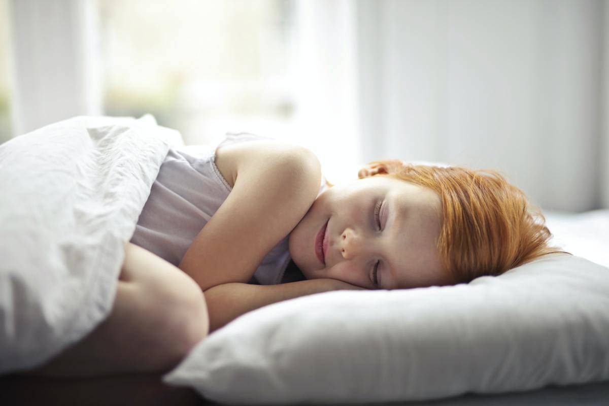 girl-lying-on-bed sleeping