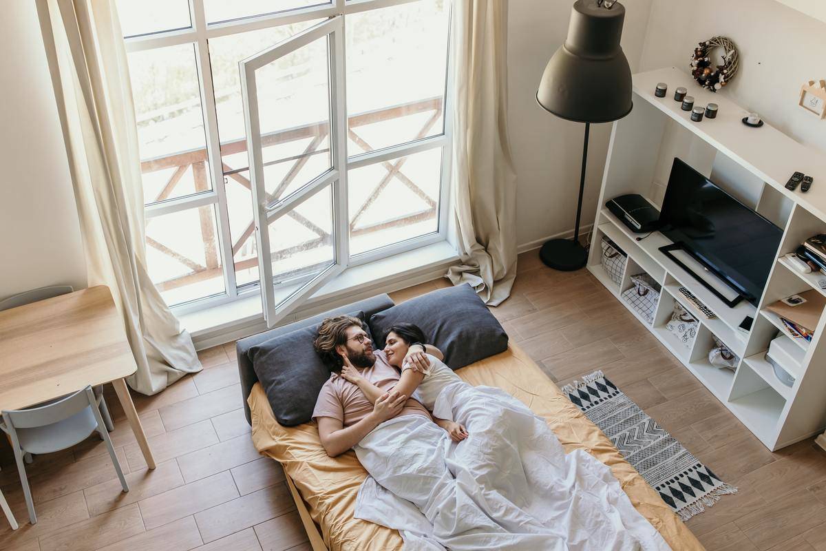 ouple-lying-on-bed cuddling