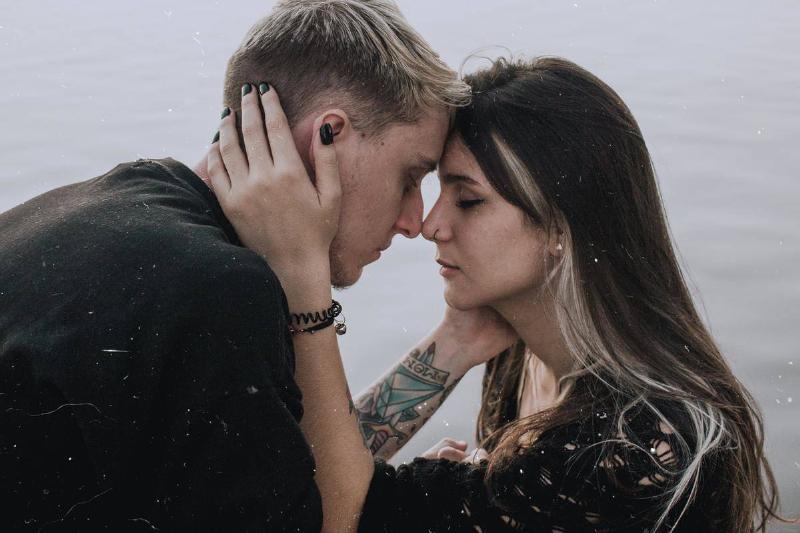 couple-at-the-lake embracing forehead to forehead
