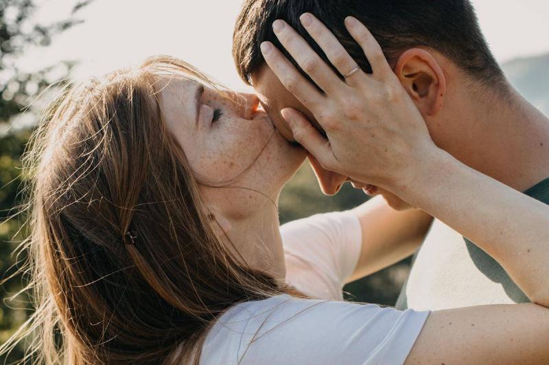 woman-kissing-boyfriend-on-forehead