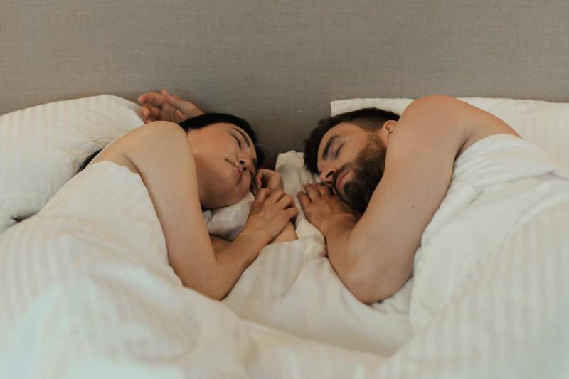 romantic-couple-lying-on-bed-while-sleeping