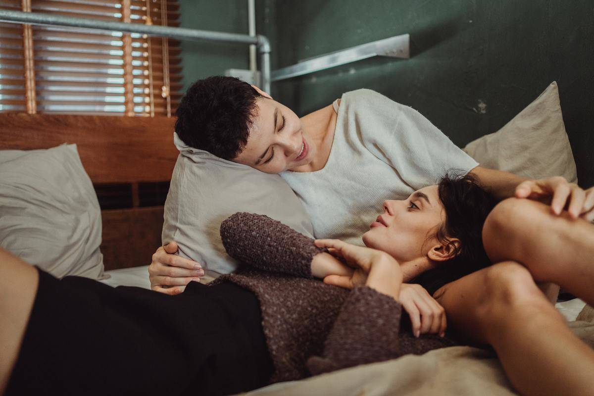couple-talking-in-bed