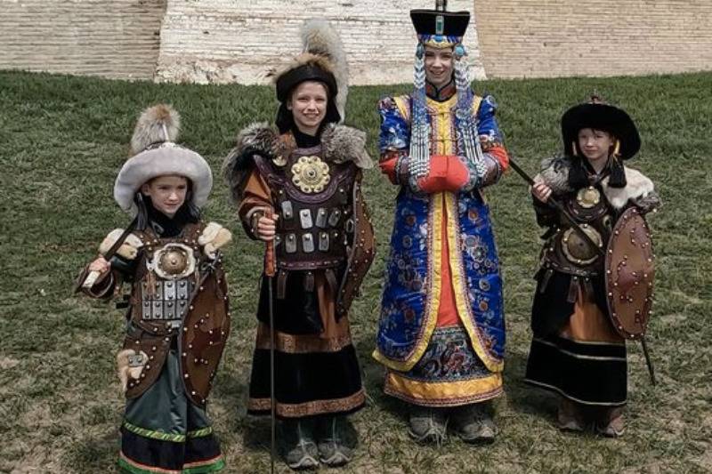 kids dressed up in classic aztec clothing