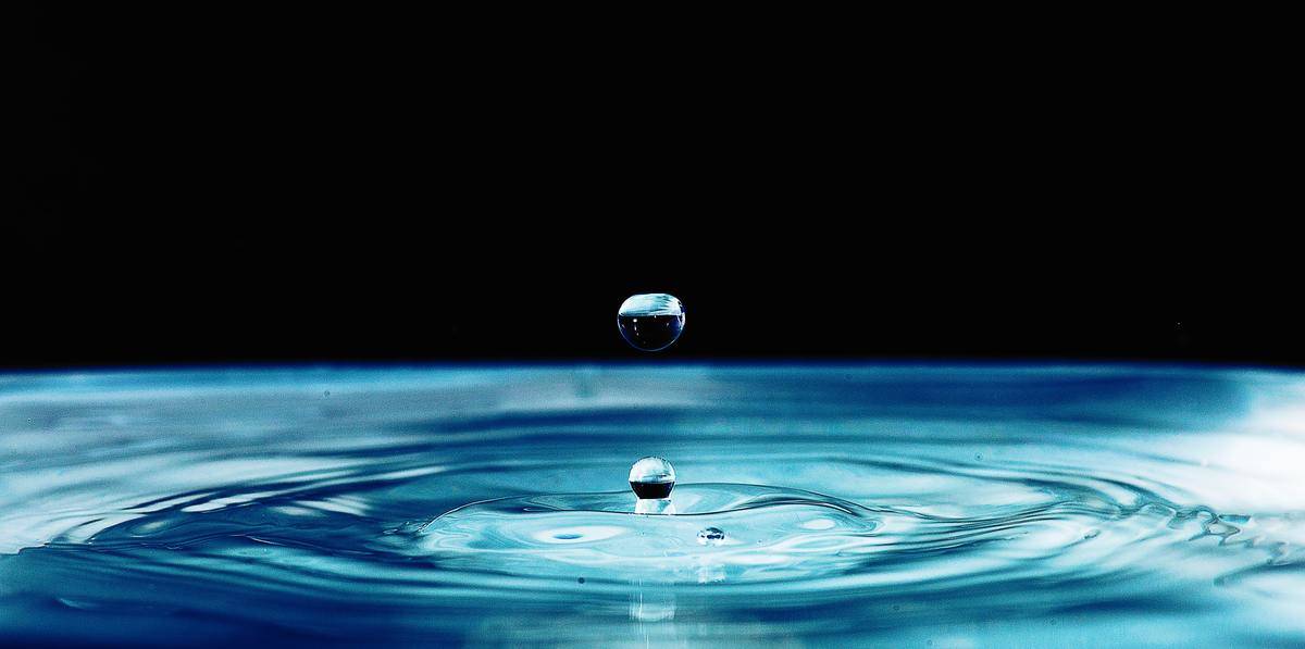 macro-photography-of-water-drop-formation