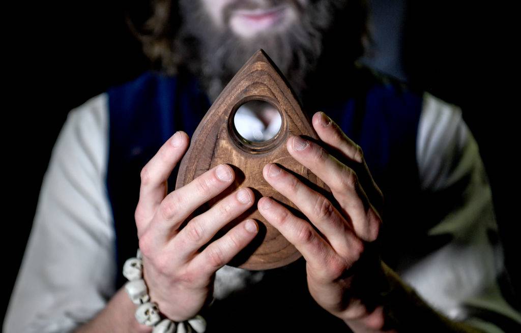 The actor Alex van Ric (as medium) with an Ouija. The show 