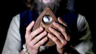 The actor Alex van Ric (as medium) with an Ouija. The show 