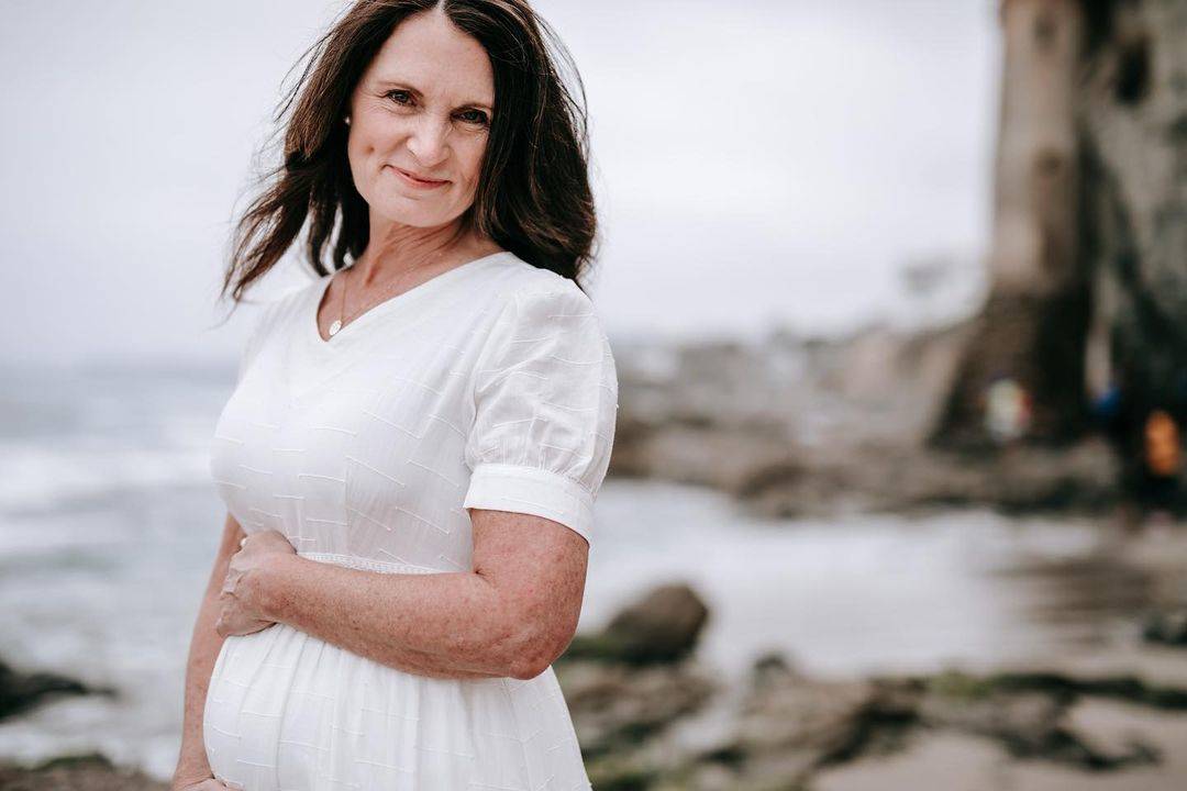 Pregnant mom in white dress photoshoot