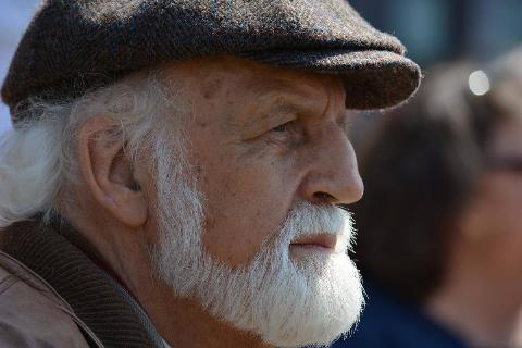 selective-focus-photography-of-man-in-flat-cap-during-daytime