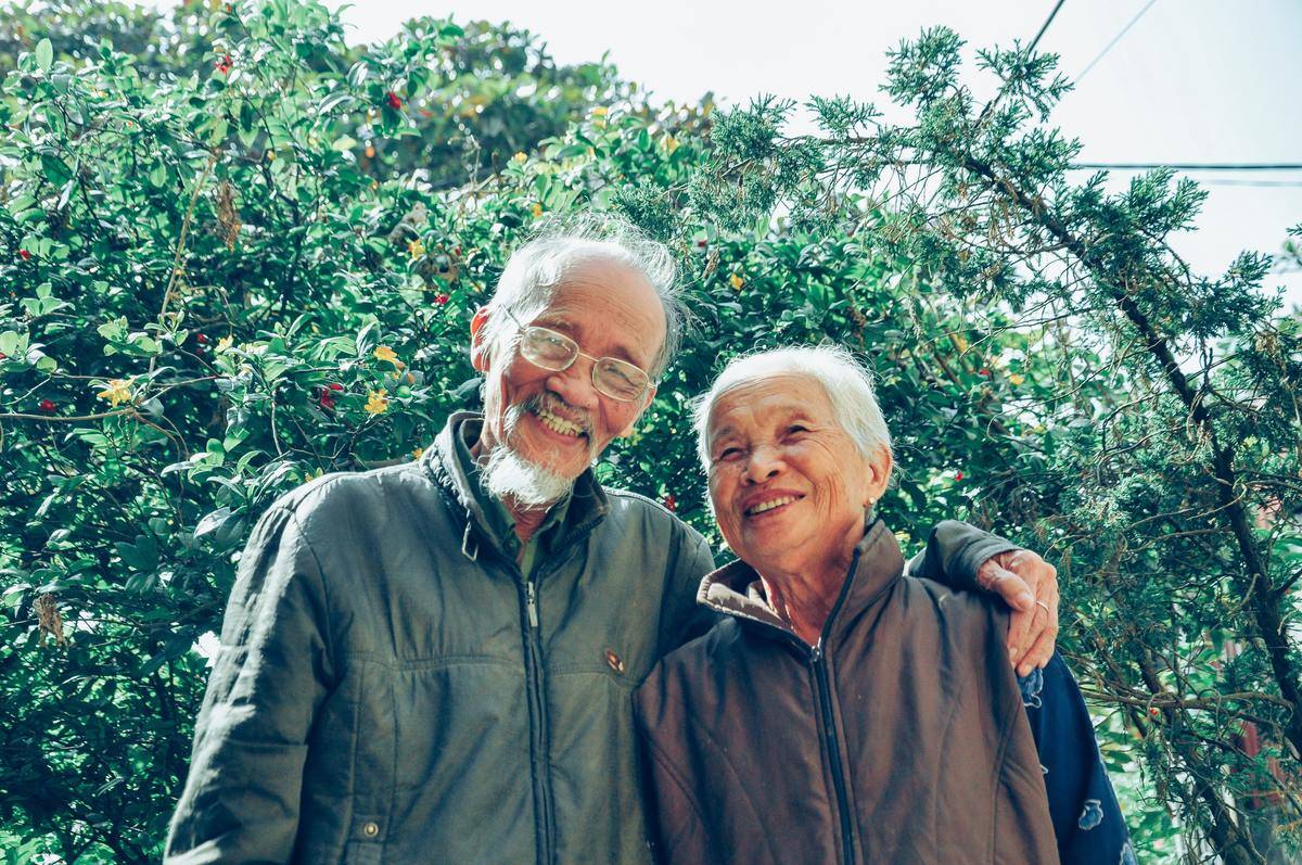 smiling-older man-and-woman-wearing-jackets-