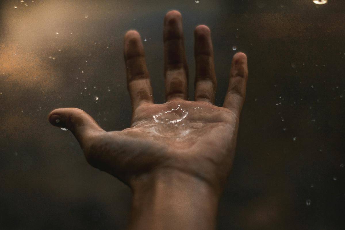 ng-exposure-photography-of-water-drop on hand
