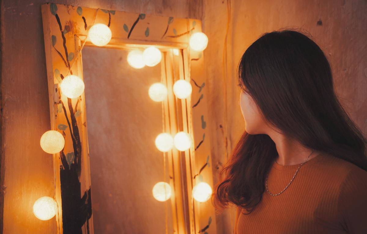 oman-facing-vanity-mirror lit up