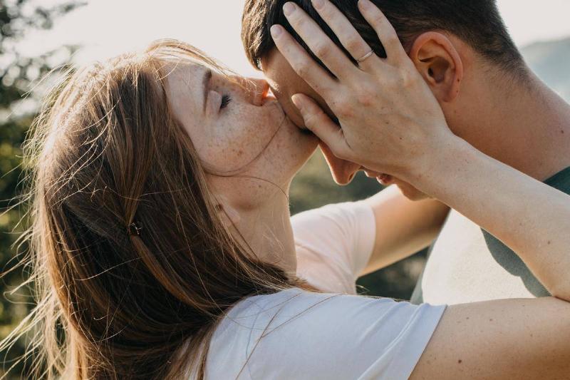 woman-kissing-boyfriend-on-forehead-