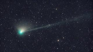 A photo of C/2022 E3 flying through space.