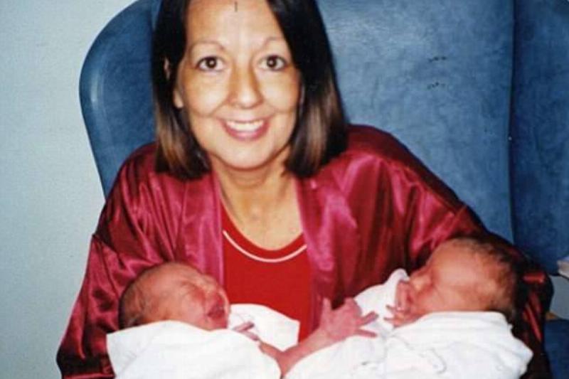 COPY COLLECT. ANGELA MILLTHORPE WITH NEWBORN TWINS JADE AND JAKE. WHEN IAN MILLTHORPE'S WIFE ANGELA WAS DYING OF CANCER SHE KNEW THAT SHE HAD TO PREPARE HIM TO LOOK AFTER THEIR EIGHT CHILDREN WHEN SHE HAD GONE. SO SHE PUT HIM THROUGH AN INTENSIVE SIX MONTHS 'MUMMY TRAIING' TO SHOW HIM EVERYTHING THAT HE NEEDED TO DO FOR THEIR FAMIL