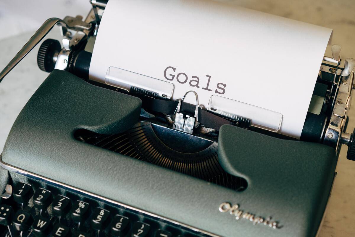 A typewriter with a paper in it that has the word 'Goals' printed on it.