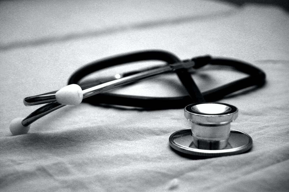 A greyscale image of a stethoscope.