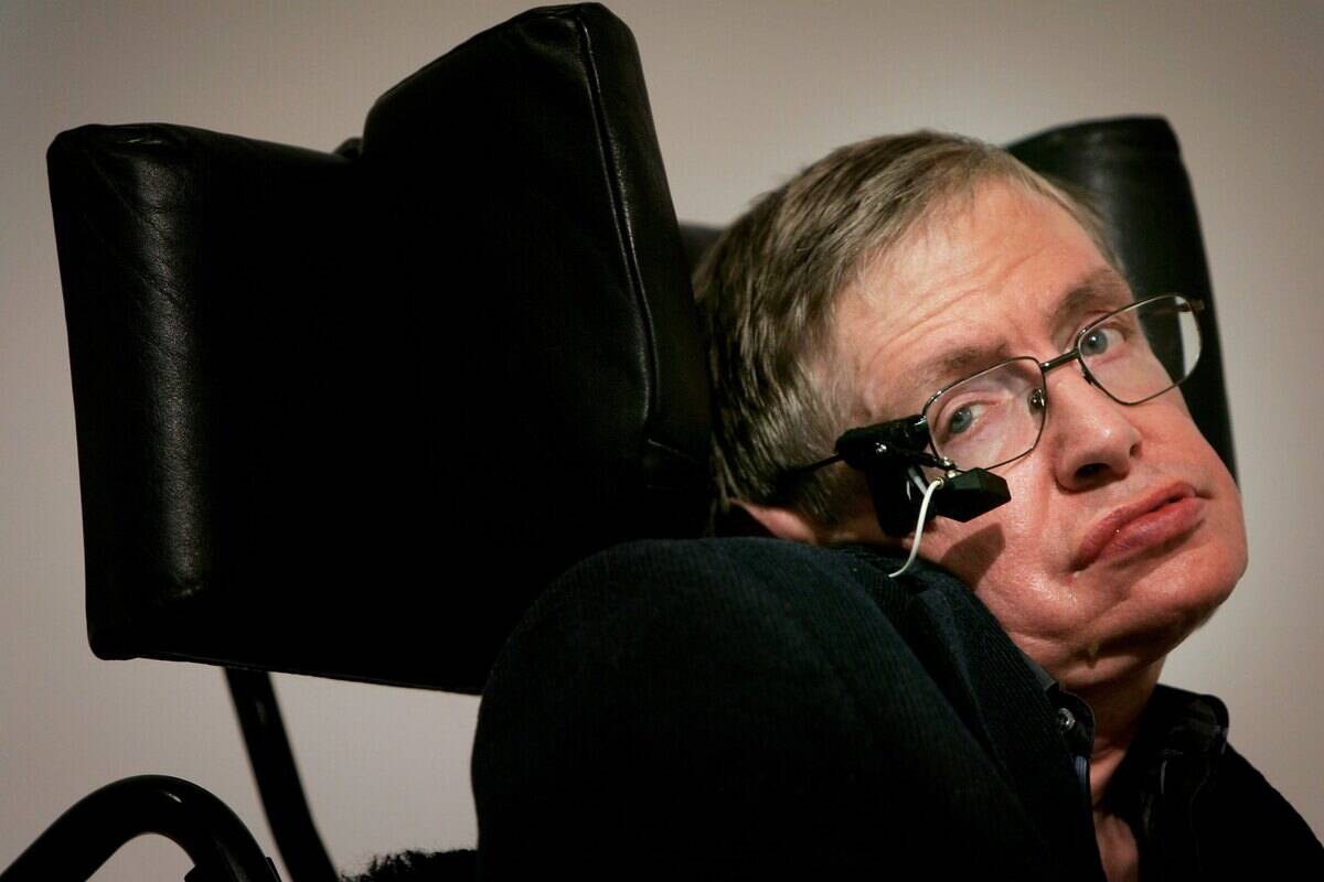 A closeup shot of Stephen Hawking's head and shoulders.