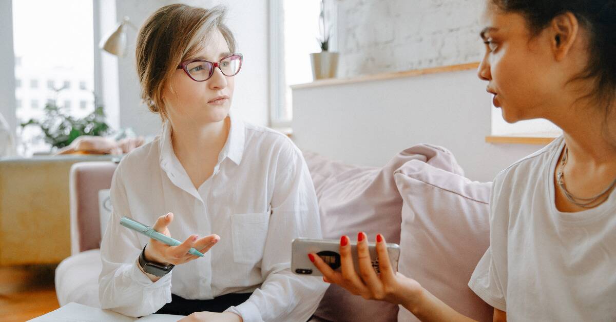 A woman speaking to her friend who's giving advice.