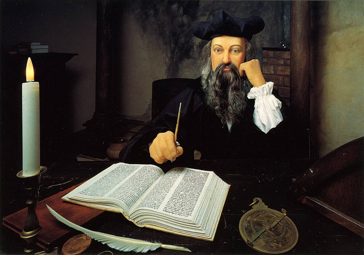 Portrait Of Farbdruck, Nostradamus, Michel de Nostredame, vor Buch, in La Maison de Nostradamus, Salon de Provence, Frankreich.