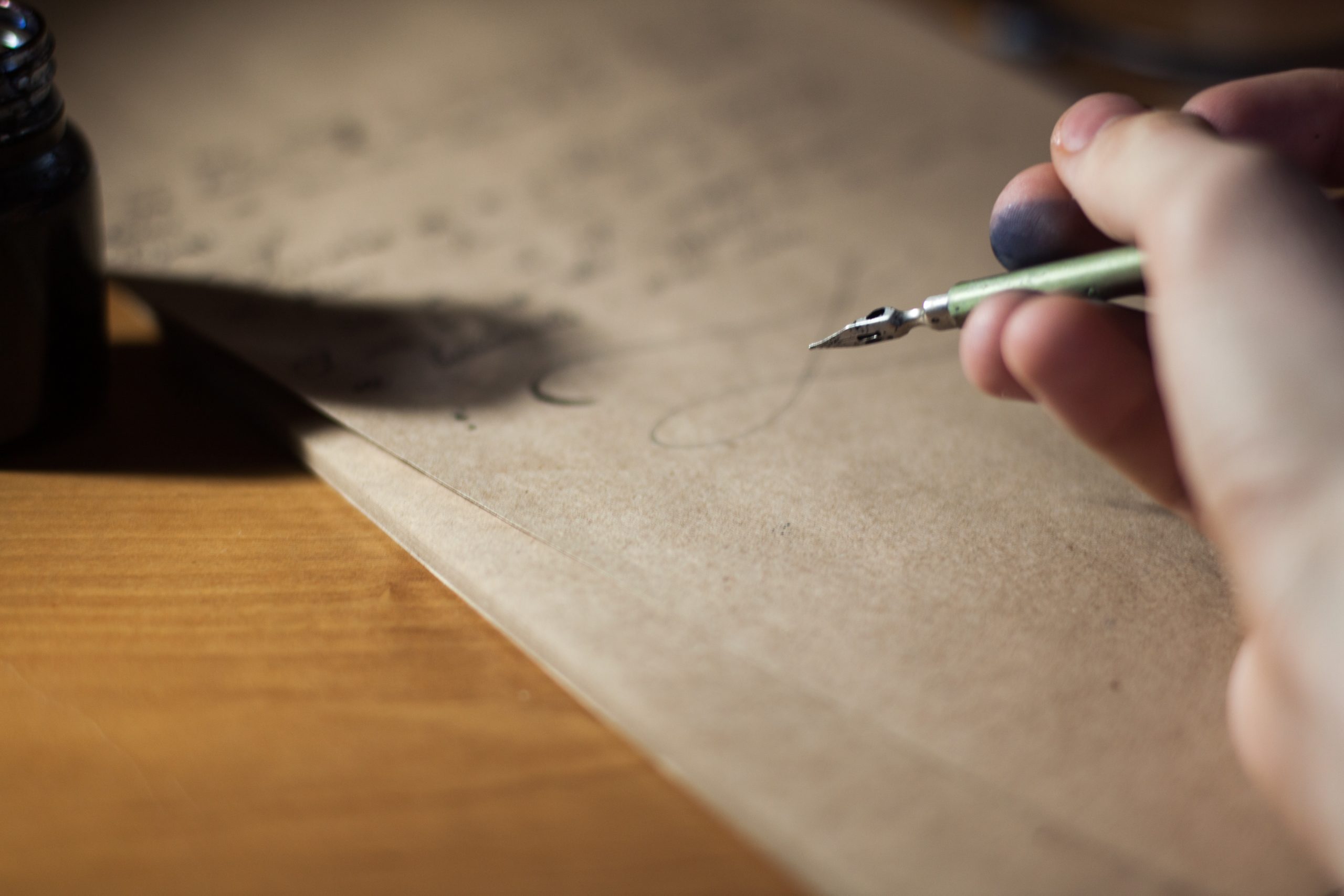 /photo/person-holding-fountain-pen