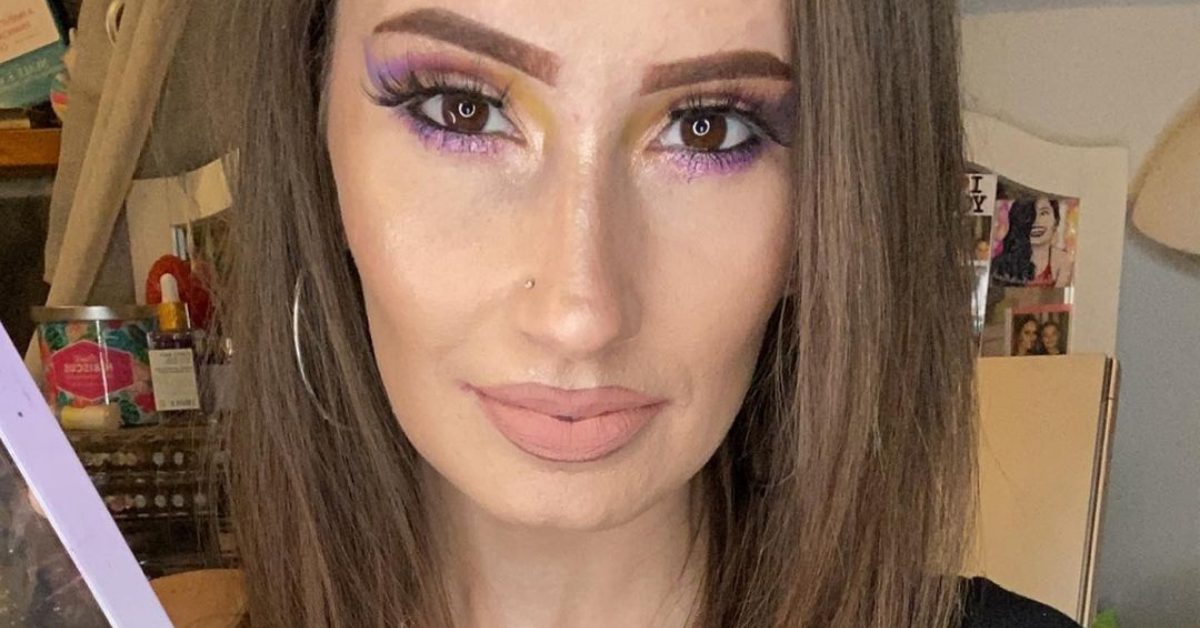 alicia holding up makeup palette