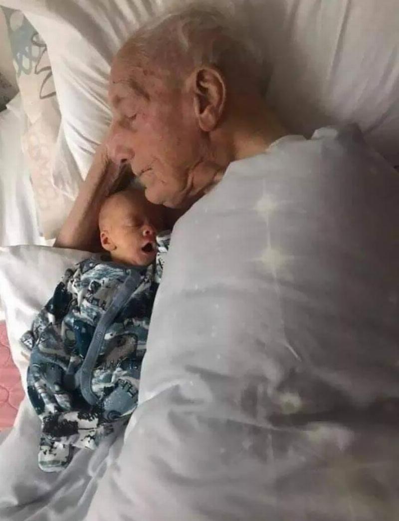 ​A 5-Week-Old Sleeping Next To His 101-Year-Old Great-Grandfather