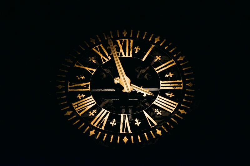 Clock showing 4pm