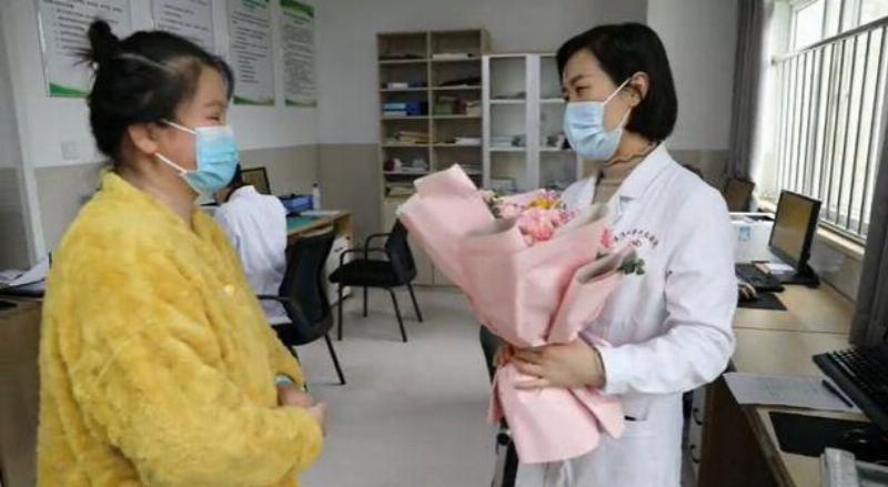 doctor gives liu bouquet of flowers